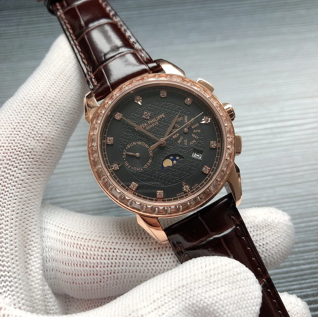 【Top replica】💰5600! Patek Philippe PP 🎮R33 complex function chronograph series is launched. Patek Philippe is a noble work of art! Exclusive text plus high-end inner shadow logo, matched with imported 9100 multi-function movement (0 repair) function (24 hours, day of the week, stars, month) imported 316 stainless steel, using 18k quality furnace vacuum plating! Paired with Italian imported calfskin! Original folding buckle! Size 42mm. Wear-resistant and scratch-resistant sapphire glass! Super waterproof to 50 meters! 🎮Simple but not simple! You can never own a Patek Philippe, you are just keeping it for your descendants. (Serious promise: The physical product has a better gloss and feel, the dial scale is lifelike, the case craftsmanship is all master-level light body inspection, and the new era machine high-tech forging is shocking and noble. You deserve it! Please look for the exclusive quality 🎮 Sanjie exquisitely recommends men's mechanical watches. SJ carefully creates ultra-real physical pictures for you.